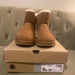 NWOT Uggs mini Bailey button 2 never worn size 10